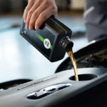 Mécanicien qui effectue une vidange à domicile