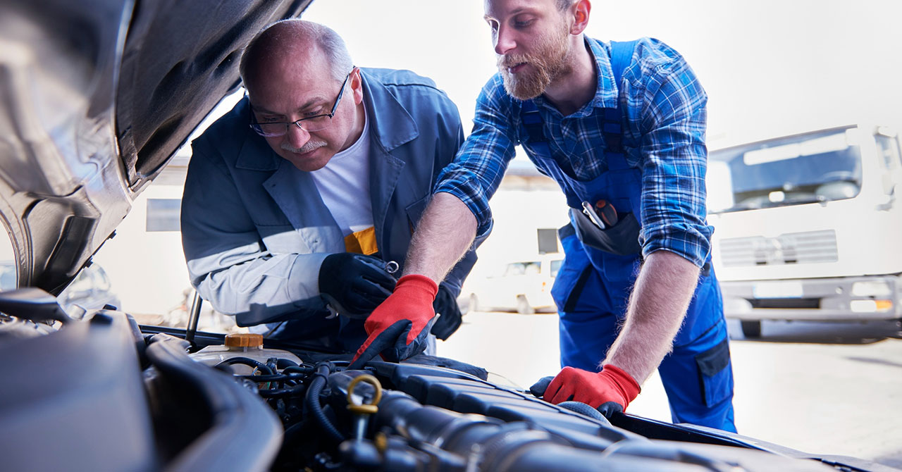 technicien qui fait un dépannage auto à domicile. Dépannage à domicile.
